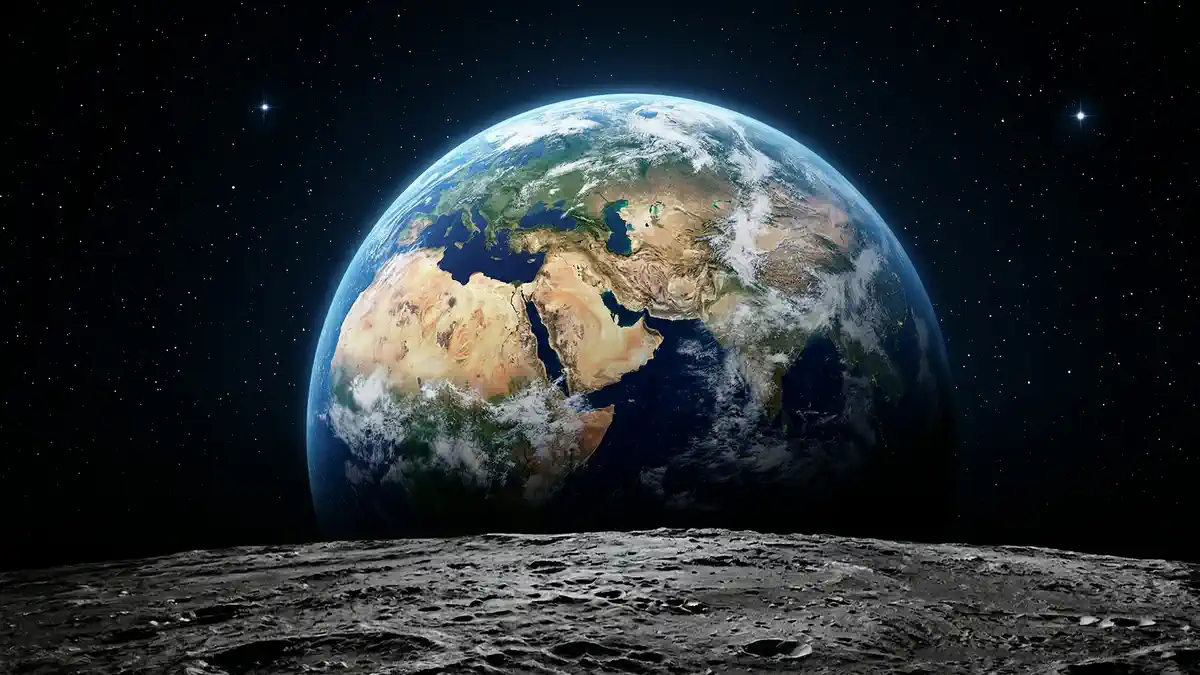 Earthrise: A Perspective from the Lunar Horizon Pemandangan Bumi terbit di atas cakrawala permukaan Bulan yang gelap dan berbatu, hasil tangkapan kamera Artemis II.