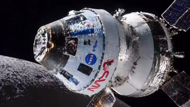 Pesawat ruang angkasa Orion NASA mengorbit Bulan di luar angkasa.