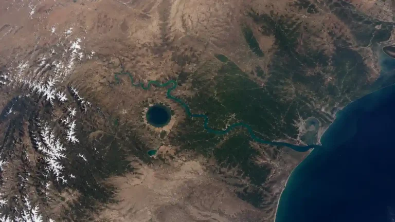 Strategi komunikasi sains NASA melalui visualisasi data satelit Bumi yang realistis dari perspektif orbit.