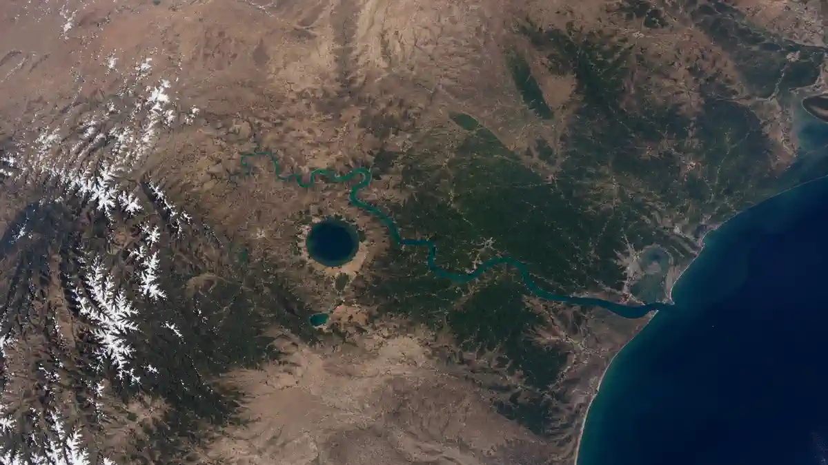 Strategi komunikasi sains NASA melalui visualisasi data satelit Bumi yang realistis dari perspektif orbit.